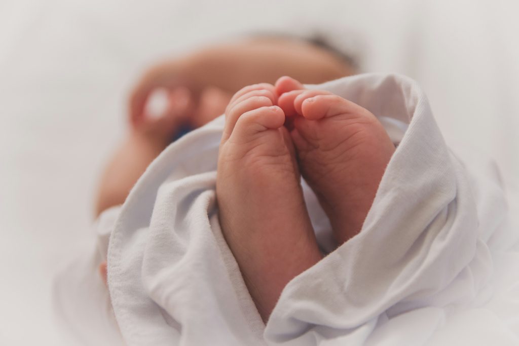 pieds d'enfants à la naissance, accompagné par une doula à Oslo