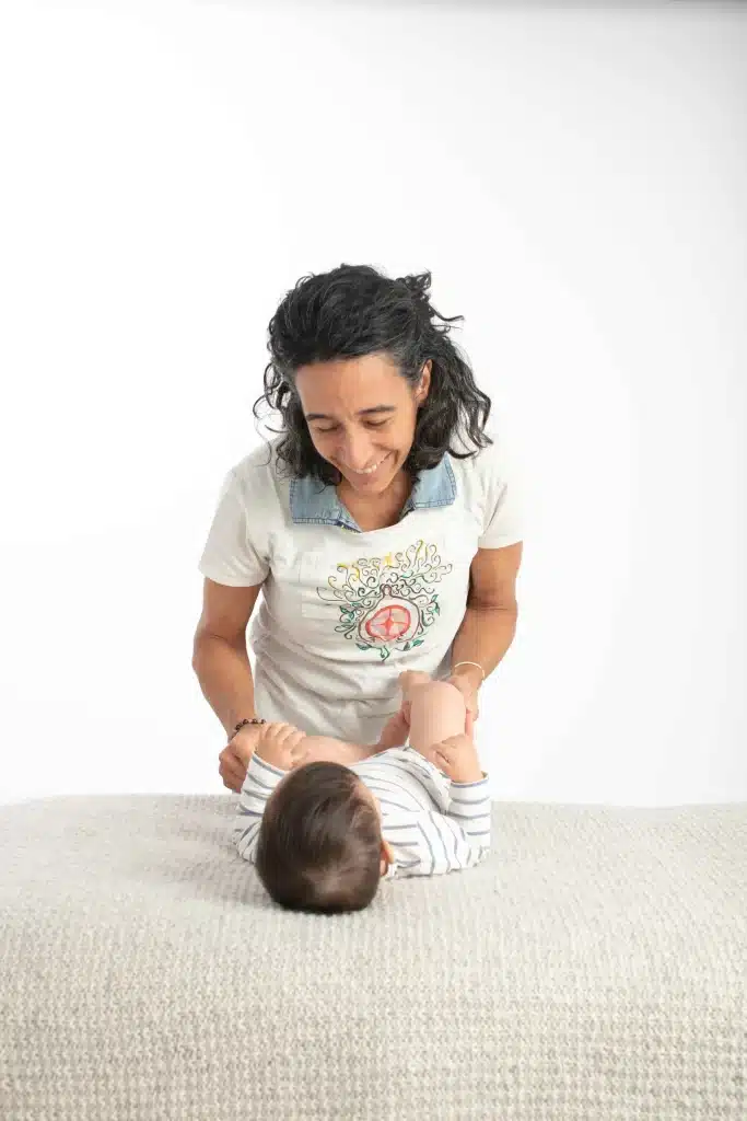 doulamorena souriant à un bébé