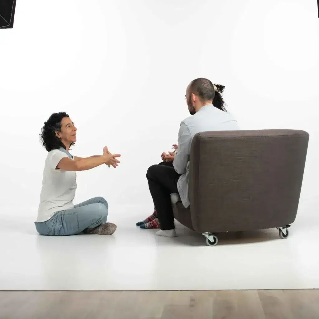 doula time : doula morena snakker med en familie med baby